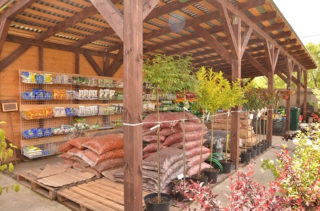 В продаже садового центра «Империя Сада» имеются грунт и удобрения для ухода за растениями 
